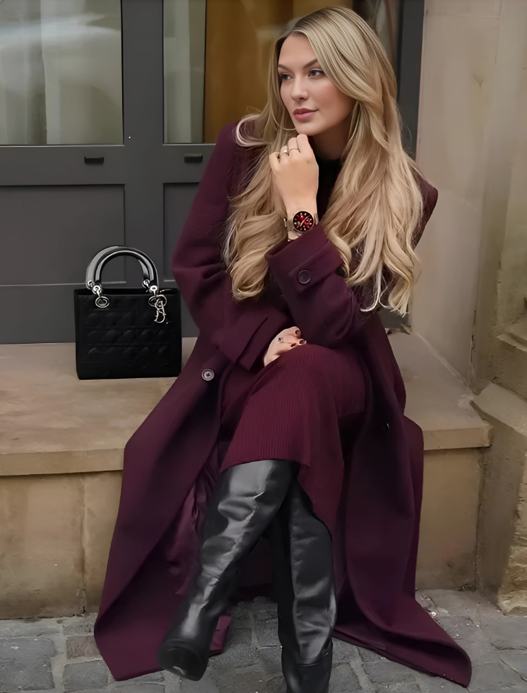 Maison Svala™ | Elegant Vinröd Ullkappa